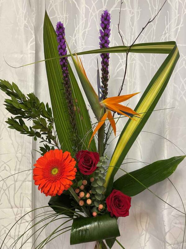 oiseau du paradis, rose rouge, hypericum, gerbera, liatris