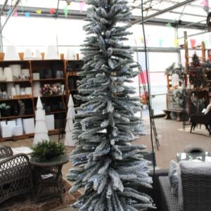 1 sapin artificiel enneigé 8 pieds